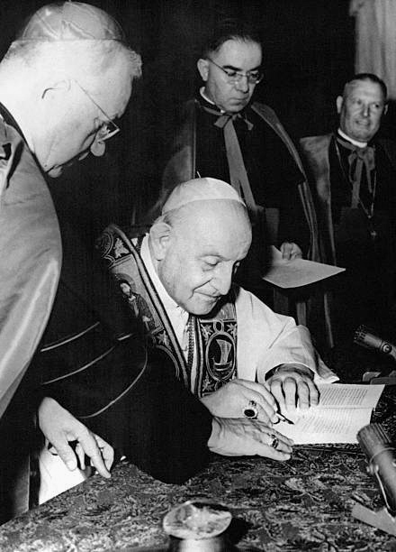 VATICAN - AVRIL 09: Le pape Jean XXIII signant l'encyclique 'Pacem in Terris'  le 9 avril, 1963 au Vatican. (Photo by Keystone-France/Gamma-Rapho via Getty Images)